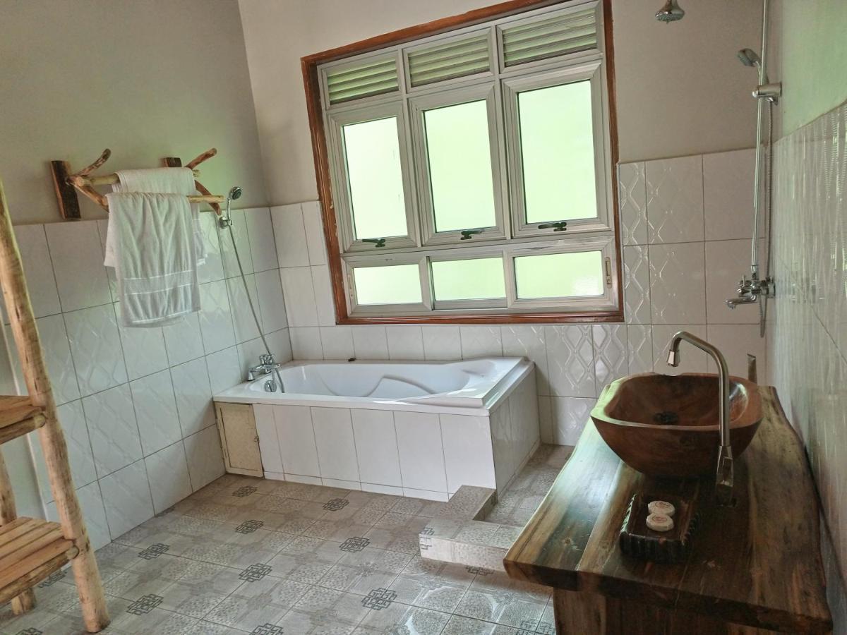 Chimpanzee Capital Safari Lodge Bigodi 외부 사진