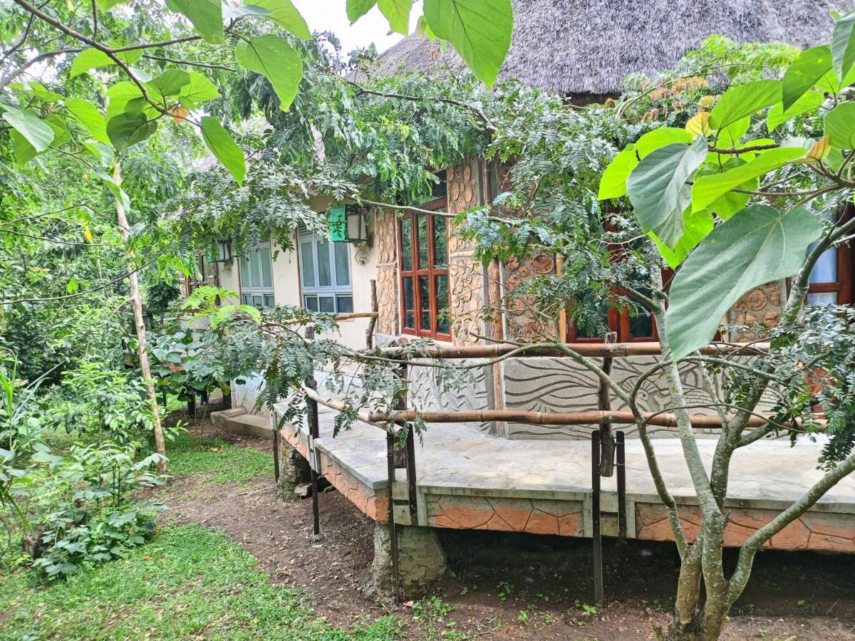 Chimpanzee Capital Safari Lodge Bigodi 외부 사진